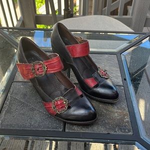 L’Artiste Spring Step Red & Black Pumps
